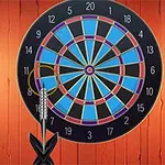 Tarcza do gry w rzutki z wbitymi strzałkami, na tle pomarańczowej ściany z lampami po obu stronach