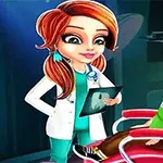 Dentystka w białym fartuchu trzymająca zdjęcie rentgenowskie, rozmawia z chłopcem siedzącym na czerwonym fotelu w gabinecie stomatologicznym