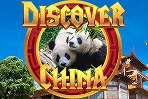 Dwa pandy leżące obok siebie z bambusowymi liśćmi w tle otoczenia w stylu chińskim z widocznym tradycyjnym budynkiem i roślinnością, z tekstem Discover China