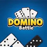 Niebieskie tło z rozrzuconymi kostkami domina i dużym napisem „Domino Battle” pośrodku