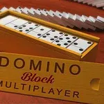 Drewniane pudełko z kostkami domina na tle przewróconych kostek oraz napis „DOMINO Block MULTIPLAYER”