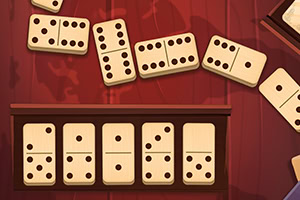 Domino leżące na drewnianym stole, niektóre stoją w rzędzie, a inne są rozsypane