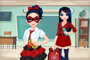 Dwie postacie w szkolnej klasie, jedna w białej bluzce i czerwonej spódnicy z maską, druga w czerwonej sukience trzymająca plecak i książkę