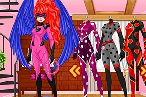 Postać w różowym kostiumie superbohatera z niebieskimi skrzydłami i maską, stojąca obok manekinów z różnymi kostiumami w tle