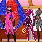 Postać w różowym kostiumie superbohatera z niebieskimi skrzydłami i maską, stojąca obok manekinów z różnymi kostiumami w tle