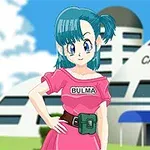 Postać z niebieskimi włosami w różowej sukience stojąca przed futurystycznym budynkiem z napisem Capsule Corp