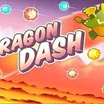 Zielony smok z dużymi oczami i małymi skrzydłami lata wśród kolorowych klejnotów na tle zachodu słońca z napisem Dragon Dash