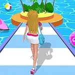 Dziewczyna z blond włosami idzie po moście nad basenem z dmuchanym kołem, piłką plażową i różowym skuterem wodnym obok małej wyspy