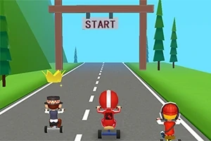 Trójka postaci jadących na rowerkach na wyznaczonej drodze w kierunku linii startu, otoczonych drzewami i zielonymi wzgórzami, z zawieszoną w powietrzu złotą koroną