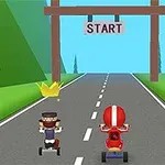 Trójka postaci jadących na rowerkach na wyznaczonej drodze w kierunku linii startu, otoczonych drzewami i zielonymi wzgórzami, z zawieszoną w powietrzu złotą koroną