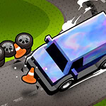 Niebieski samochód z dużą prędkością driftuje na zakręcie asfaltowej drogi, obok leżą pachołki i opony