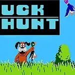 Pies trzymający kaczki w polu, z napisem DUCK HUNT na błękitnym tle
