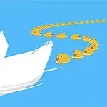 Biała kaczka płynie na niebieskim tle prowadząc szereg żółtych kaczątek w wodzie