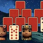 Karty do gry z ilustracjami postaci na tle nocnego nieba i gór