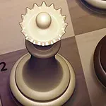 Białe i czarne pionki na szachownicy o drewnianej fakturze, biała figura ma nietypową koronę z kolcami