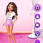 Postać kobiety z długimi, ciemnymi włosami w koszulce i szortach na jasnoróżowym tle, z ikonami i opcjami garderoby widocznymi po prawej stronie