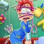 Postać z rudymi włosami, owinięta bandażami z wyraźnym wyrazem twarzy, otoczona narzędziami medycznymi i strzykawkami