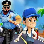 Postać w niebieskiej czapce uciekająca przed policjantem na ulicy z palmami i samochodem policyjnym w tle