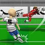 Piłkarz w czarno-białej koszulce z numerem 5 strzela piłkę, podczas gdy bramkarz w czerwonym stroju rzuca się w jej kierunku