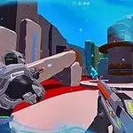 Futurystyczna scena z dwoma postaciami w pancerzach, trzymającymi broń, na tle kolorowej, abstrakcyjnej architektury