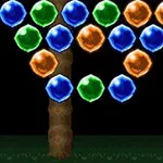 Kolorowe kulki w rzędach osadzone między pionowymi drewnianymi słupami na ciemnym tle