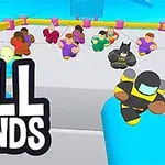 Kolorowe, kreskówkowe postacie biegną na arenie z napisem FALL FRIENDS po lewej stronie