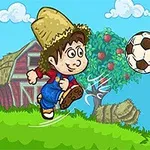 Chłopiec w słomianym kapeluszu kopie piłkę na tle wiejskiego krajobrazu z jabłonią, stodołą i owcą