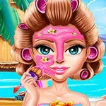 Kobieta z wałkami na włosach nakłada różową maseczkę na twarz na tropikalnej plaży