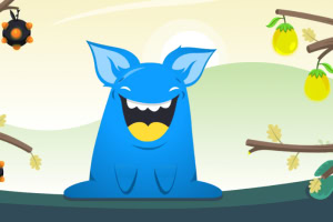 Niebieski, uśmiechnięty stworek w otoczeniu gałęzi z żółtymi owocami na tle jasnego krajobrazu