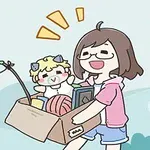 Kreskówkowa postać z okularami, niosąca karton z różnymi przedmiotami, obok unoszący się szary kotek przyczepiony do czerwonego balonu