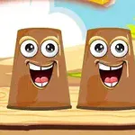 Trzy brązowe kubki z uśmiechniętymi twarzami na drewnianej powierzchni z niebem w tle