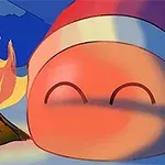 Świąteczny stworek z czapką Mikołaja uśmiecha się przy ognisku na śnieżnym tle