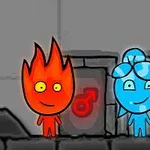 Dwie postacie, czerwona ognista i niebieska wodna, stojące przed oznaczonymi drzwiami z symbolami płci w szarym pomieszczeniu, z liczbą 4 nad nimi