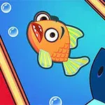 Pomarańczowa ryba z szeroko otwartymi oczami pływa w wodzie z bańkami, otoczona kolorowym tłem i okrągłym, złotym pierścieniem