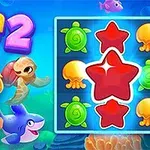 Stary mężczyzna z koroną i trójzębem obok morskich stworzeń oraz kolorowych symboli na planszy