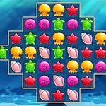 Kolorowe ikony w kształcie muszelek, rozgwiazd, jeżowców i żółwi ułożone na planszy w romb, na tle podwodnego świata