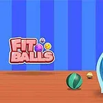 Kolorowe kule w niebieskim wazonie na drewnianej podłodze, z widocznym logo Fit Balls po lewej stronie na tle niebieskich pasków