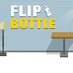 Niebieska butelka w powietrzu obok stołu i krzesła, z lampą po lewej stronie i napisem FLIP BOTTLE