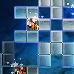 Układ jasnych, szklanych bloków z nałożonymi obrazkami sushi na niebieskim tle, ozdobiony gwiazdkami