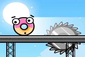 Okrągły stworek z wyrazem zdziwienia na twarzy stoi na metalowej platformie obok dużej piły tarczowej, na tle nieba z jasnym księżycem