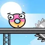 Okrągły stworek z wyrazem zdziwienia na twarzy stoi na metalowej platformie obok dużej piły tarczowej, na tle nieba z jasnym księżycem