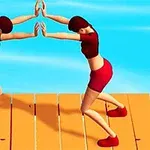 Dwie postacie w kolorowych strojach gimnastycznych łączą ręce nad głowami na drewnianym pomoście przy basenie