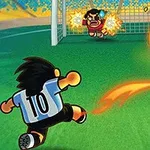 Piłkarz w koszulce z numerem 10 strzela ognistego gola do bramki, którą broni mały bramkarz