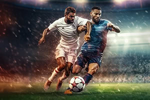 Dwóch piłkarzy walczy o piłkę na oświetlonym boisku podczas intensywnego meczu w deszczu