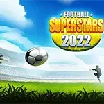 Piłka nożna zbliża się do bramki na stadionie przy słonecznej pogodzie, z napisem Football Superstars 2022 na niebie