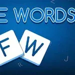 Niebieskie tło z białym napisem FREE WORDS i dwoma kafelkami z literami F i W