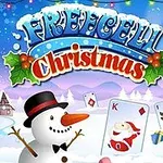 Bałwanek w kapeluszu, karty do gry z motywem świątecznym i napis Christmas na tle zimowego krajobrazu