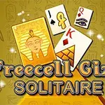Złote karty z egipskimi motywami oraz napisem Freecell Giza Solitaire na tle hieroglifów