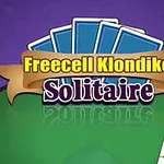 Niebieskie karty do gry na zielonym tle z napisem Freecell Klondike Solitaire