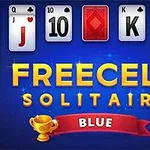 Karty do gry na niebieskim tle z napisem FREECELL SOLITAIRE i czerwoną wstążką z napisem BLUE